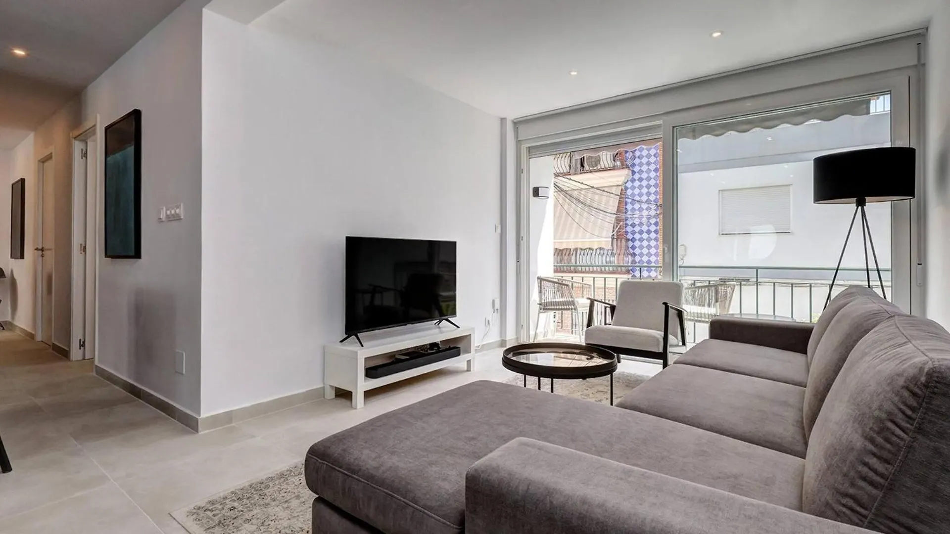 022 Stylish & Modern Fuengirola Apt, Near Beach Apartment