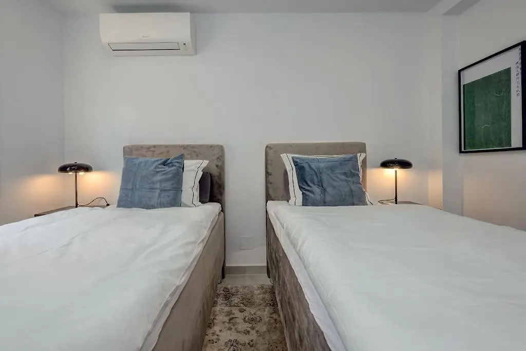 Apartment 022 Stylish & Modern Fuengirola Apt, Near Beach